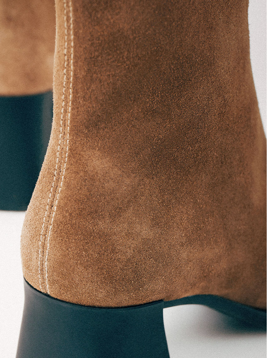 Boots in brown suede.