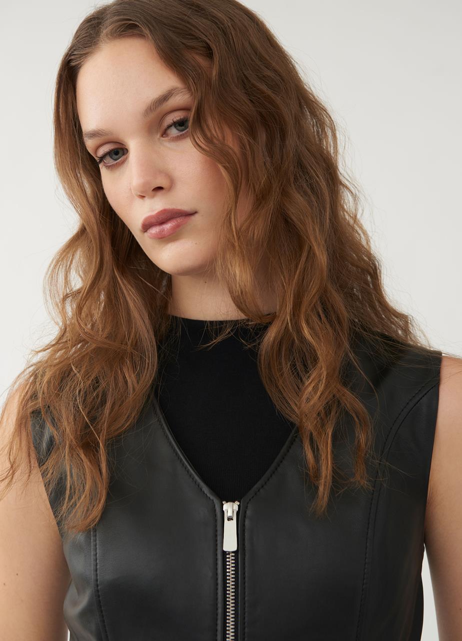 The vest Black leather
